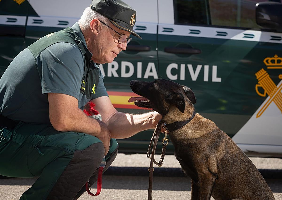 Imagen secundaria 1 - Juan de Dios en la Comandancia y en una operación del pasado.