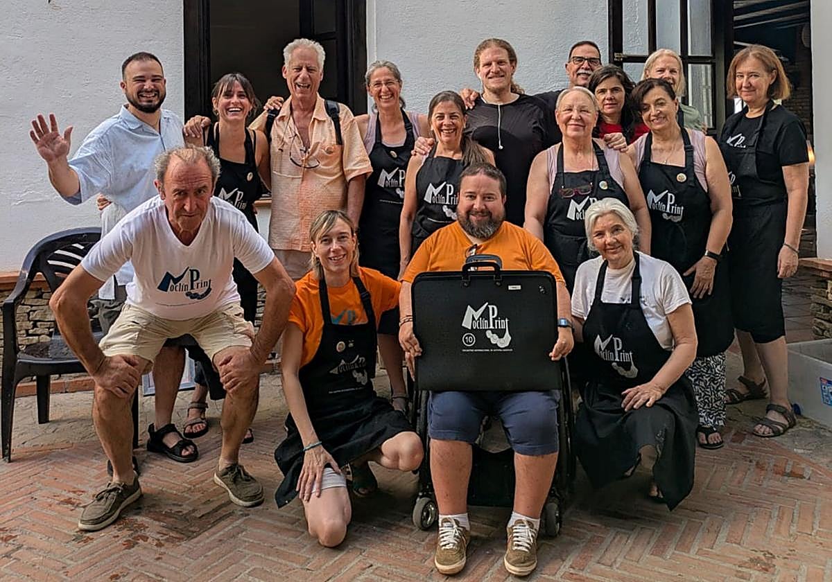 Participantes en Moclinprint posan sonrientes al término del certamen.
