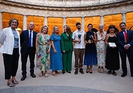 Los premiados, con directivos de la AAEC y la consejera de Cultura en el Palacio Carlos V.