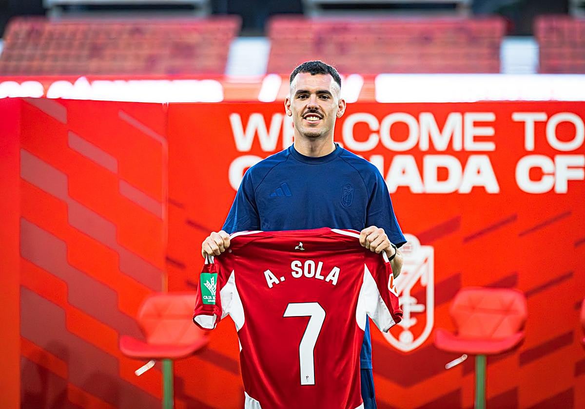 Álex Sola posa con la camiseta del Granada.