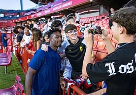 Mohamed Bouldini se fotografía con un aficionado en Los Cármenes.