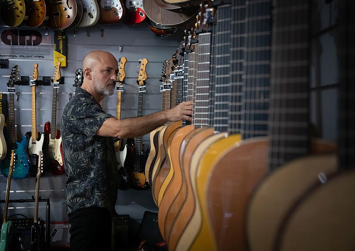 Imagen secundaria 1 - Rodeado de guitarras. 
