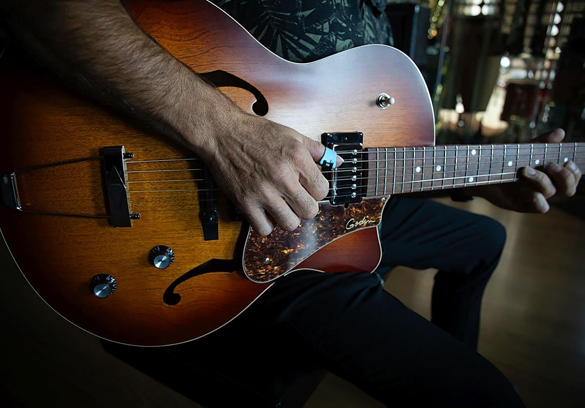 Imagen principal - Rodeado de guitarras. 