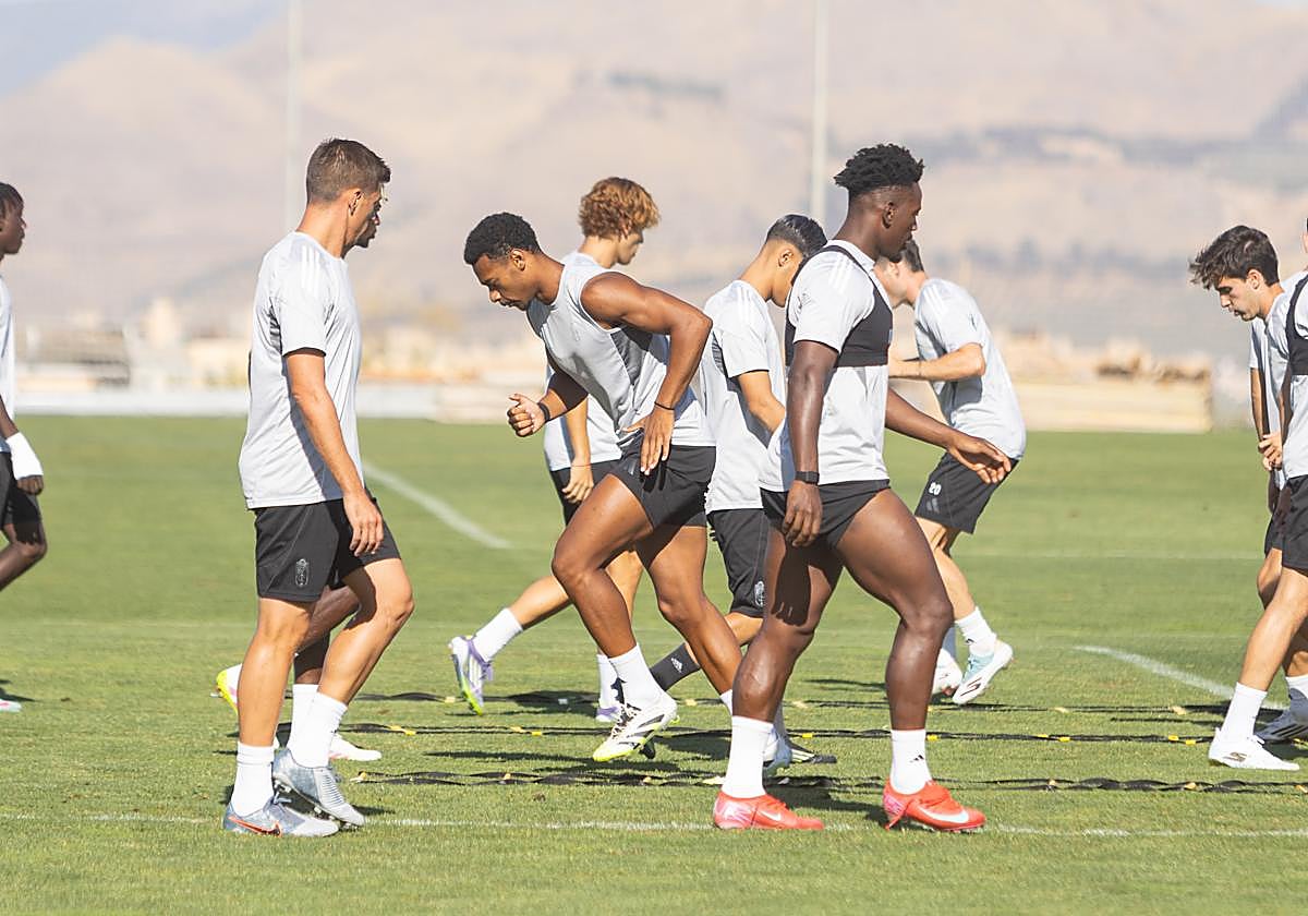 Bouldini y Alcaraz, en primer plano, en mitad del entrenamiento previo al derbi.