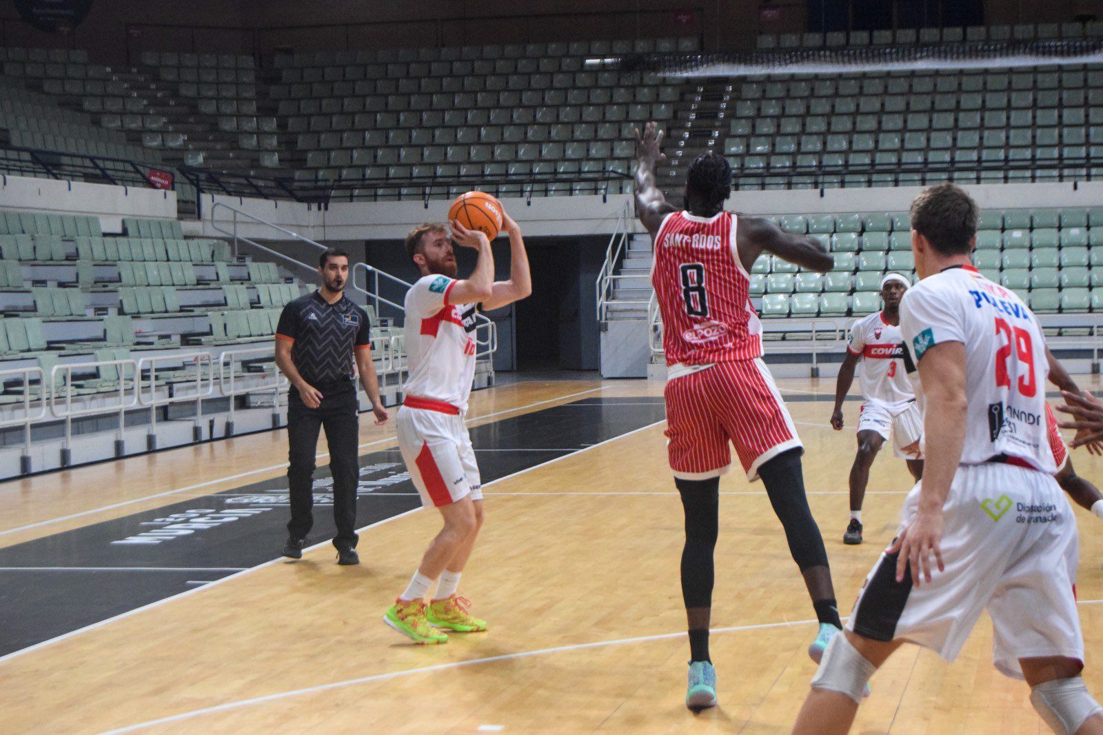 Edu Durán lanza de triple en el amistoso en Murcia.