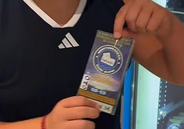 Un niño muestra una de las entradas a esta cita de coleccionismo.