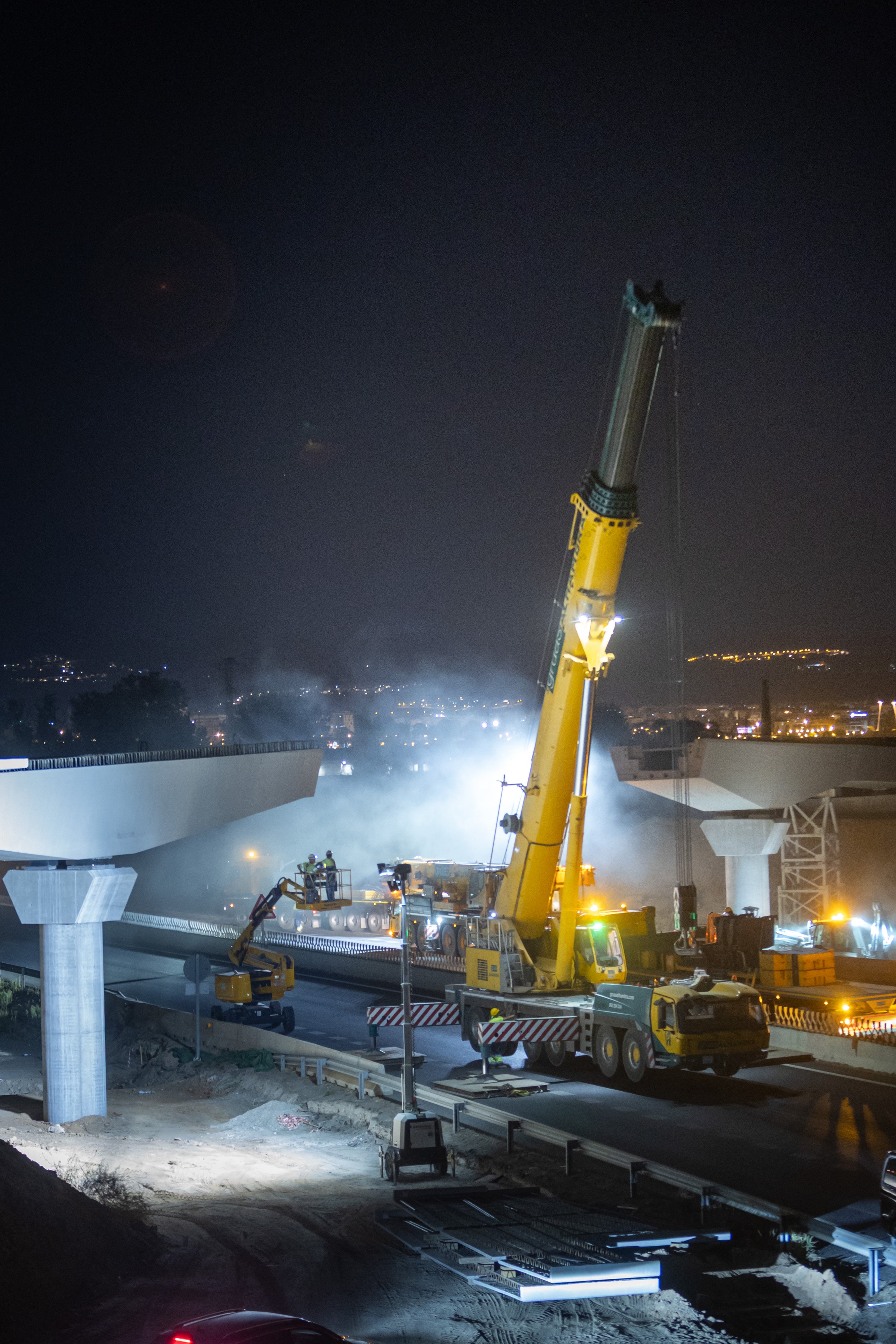 Así fue el complicado montaje en el puente sobre la A-92G