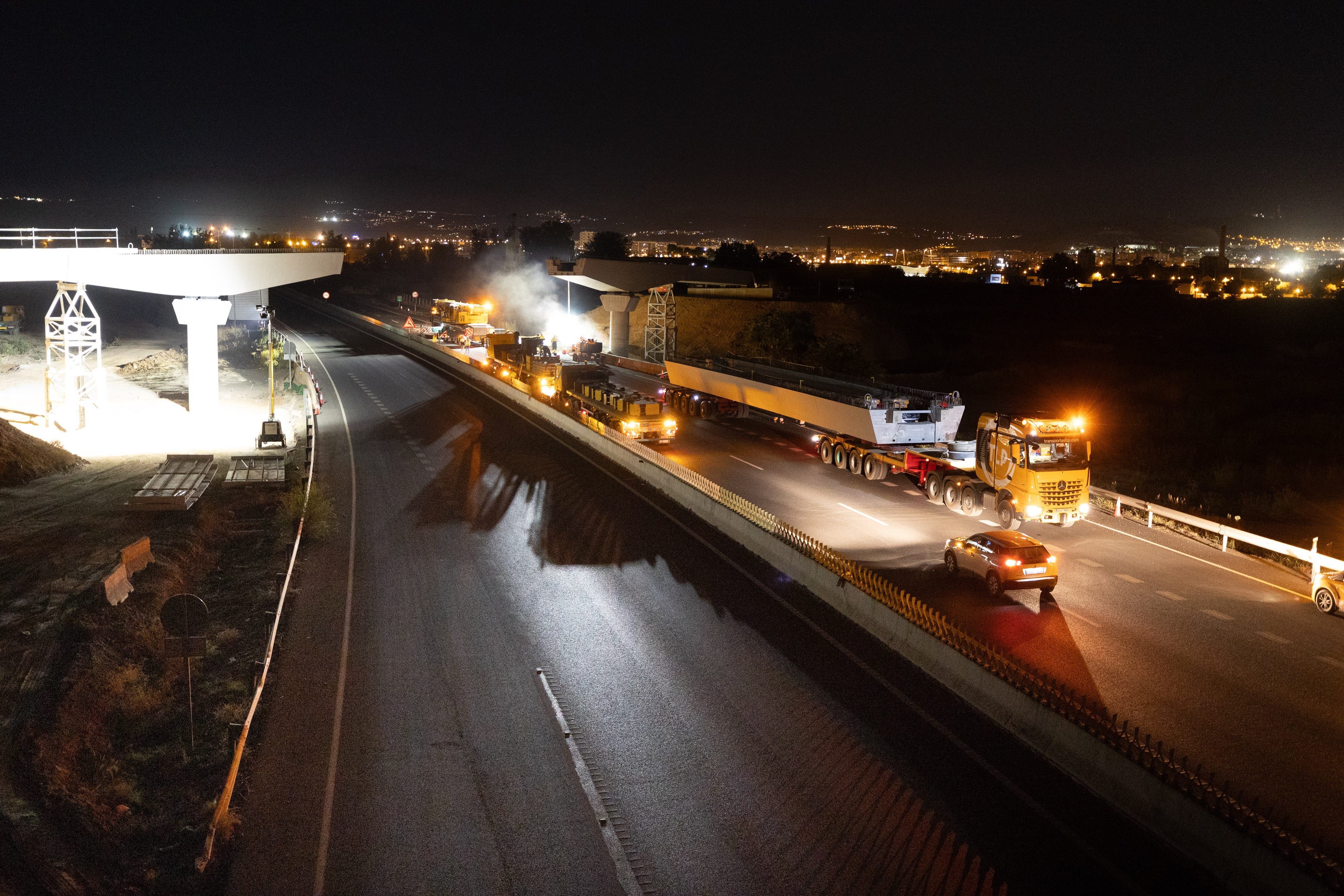Así fue el complicado montaje en el puente sobre la A-92G