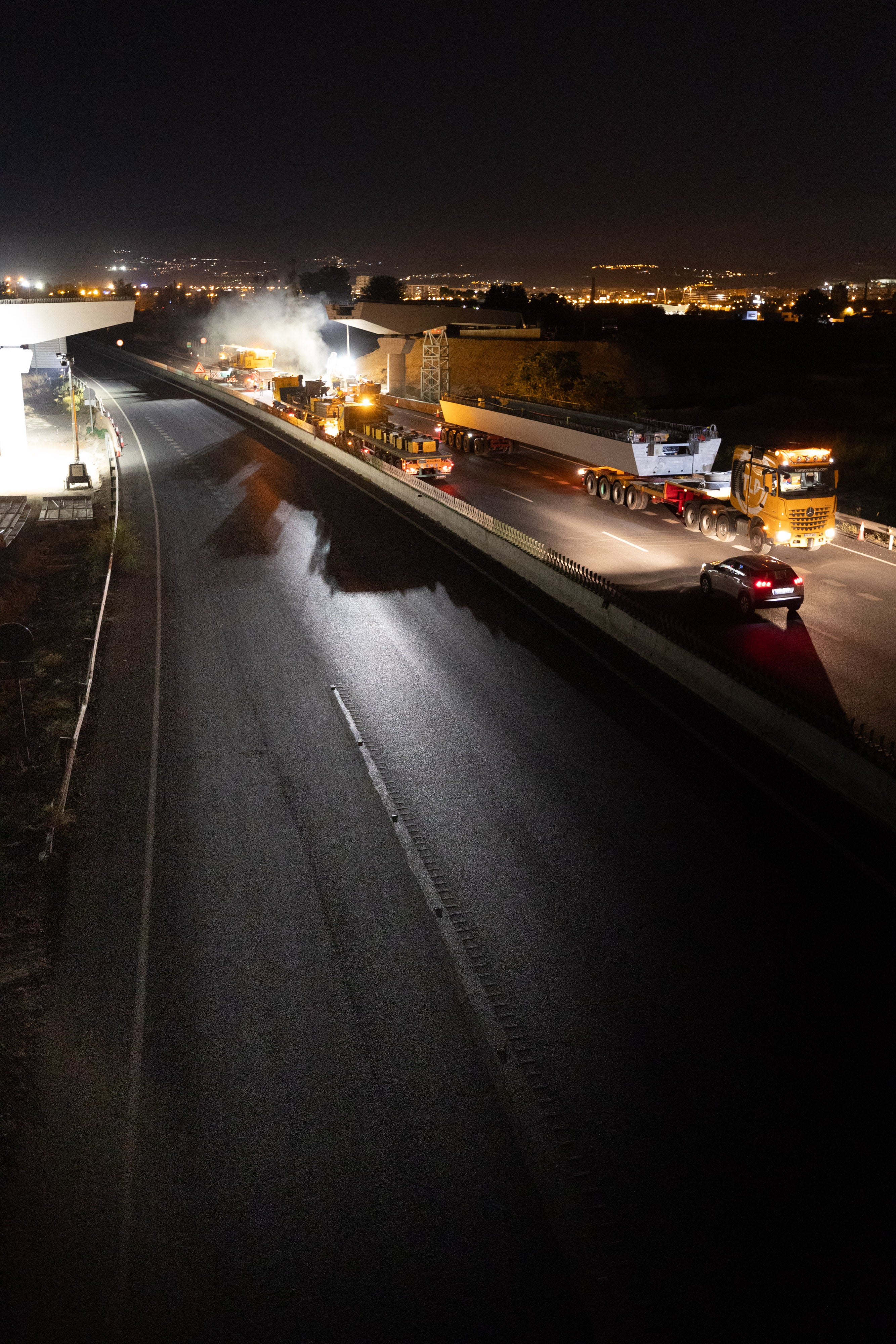 Así fue el complicado montaje en el puente sobre la A-92G