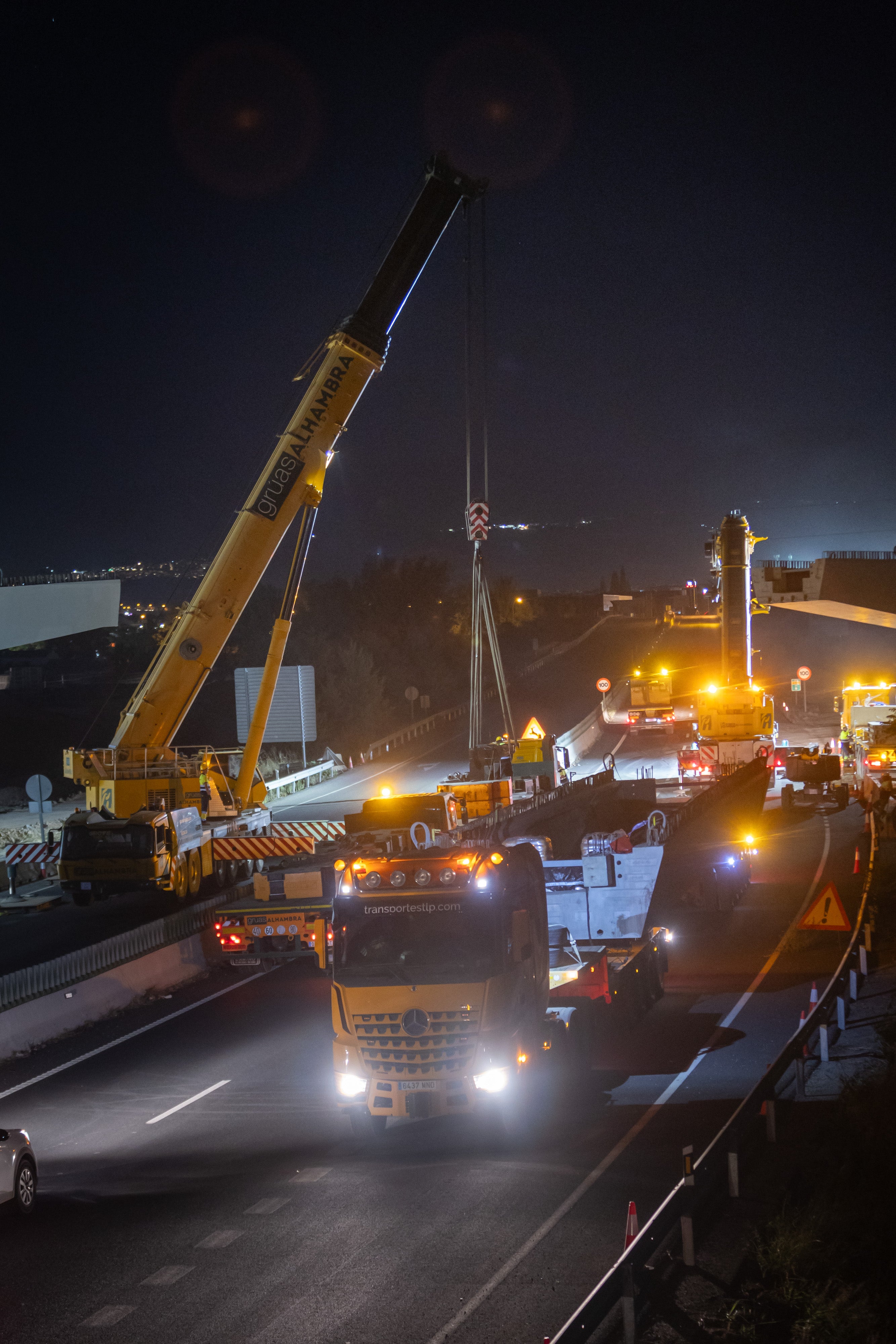 Así fue el complicado montaje en el puente sobre la A-92G