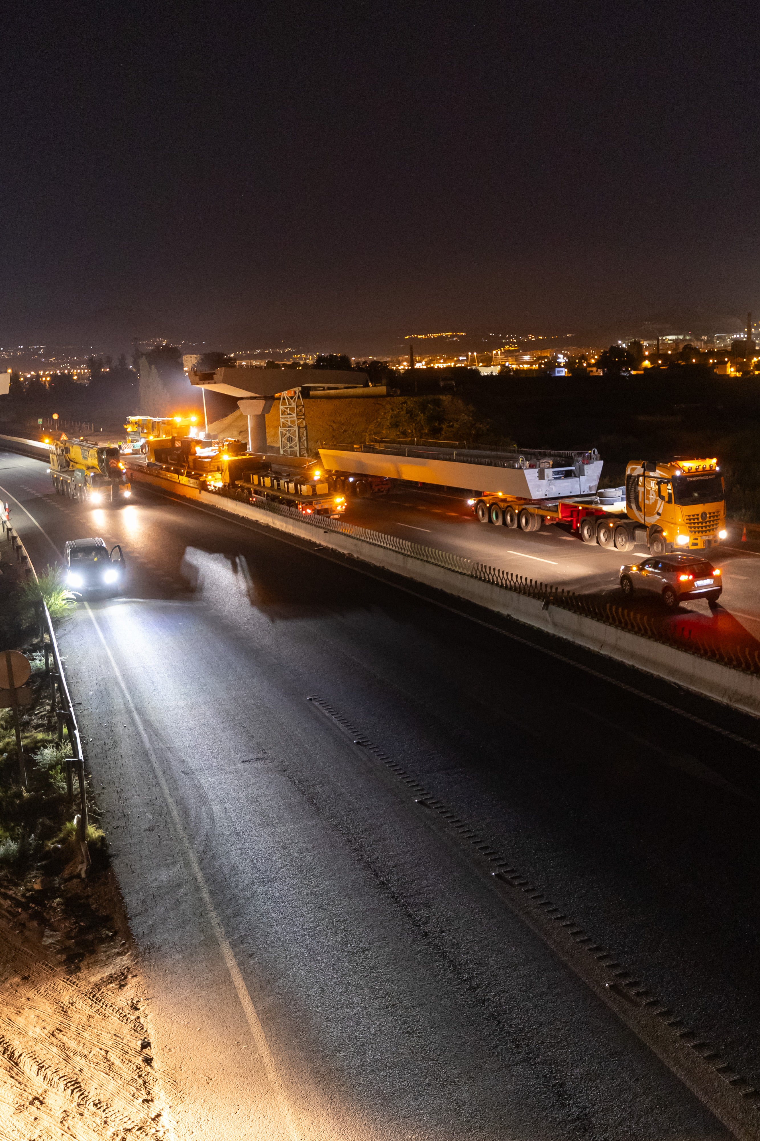 Así fue el complicado montaje en el puente sobre la A-92G