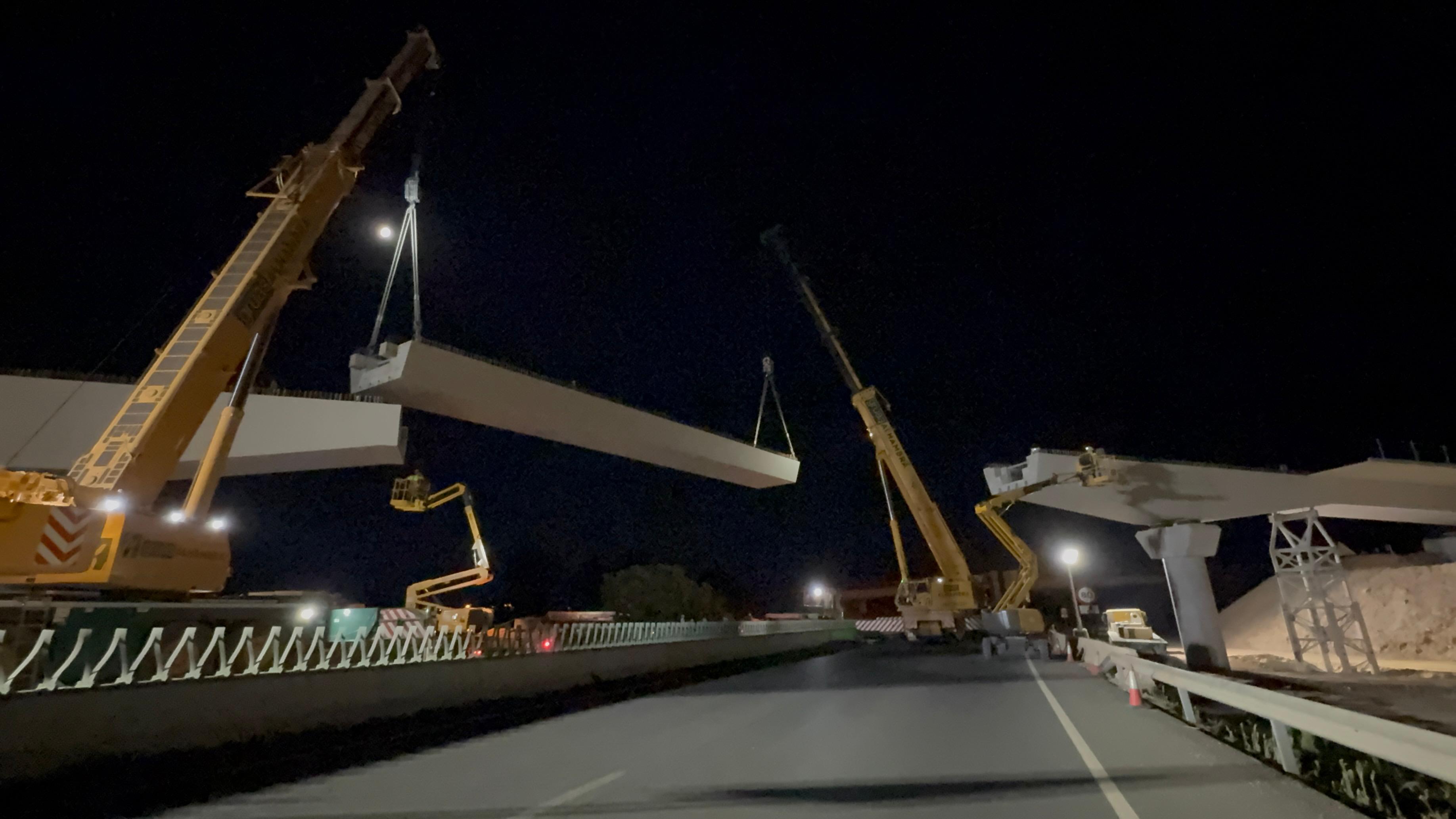 Así fue el complicado montaje en el puente sobre la A-92G