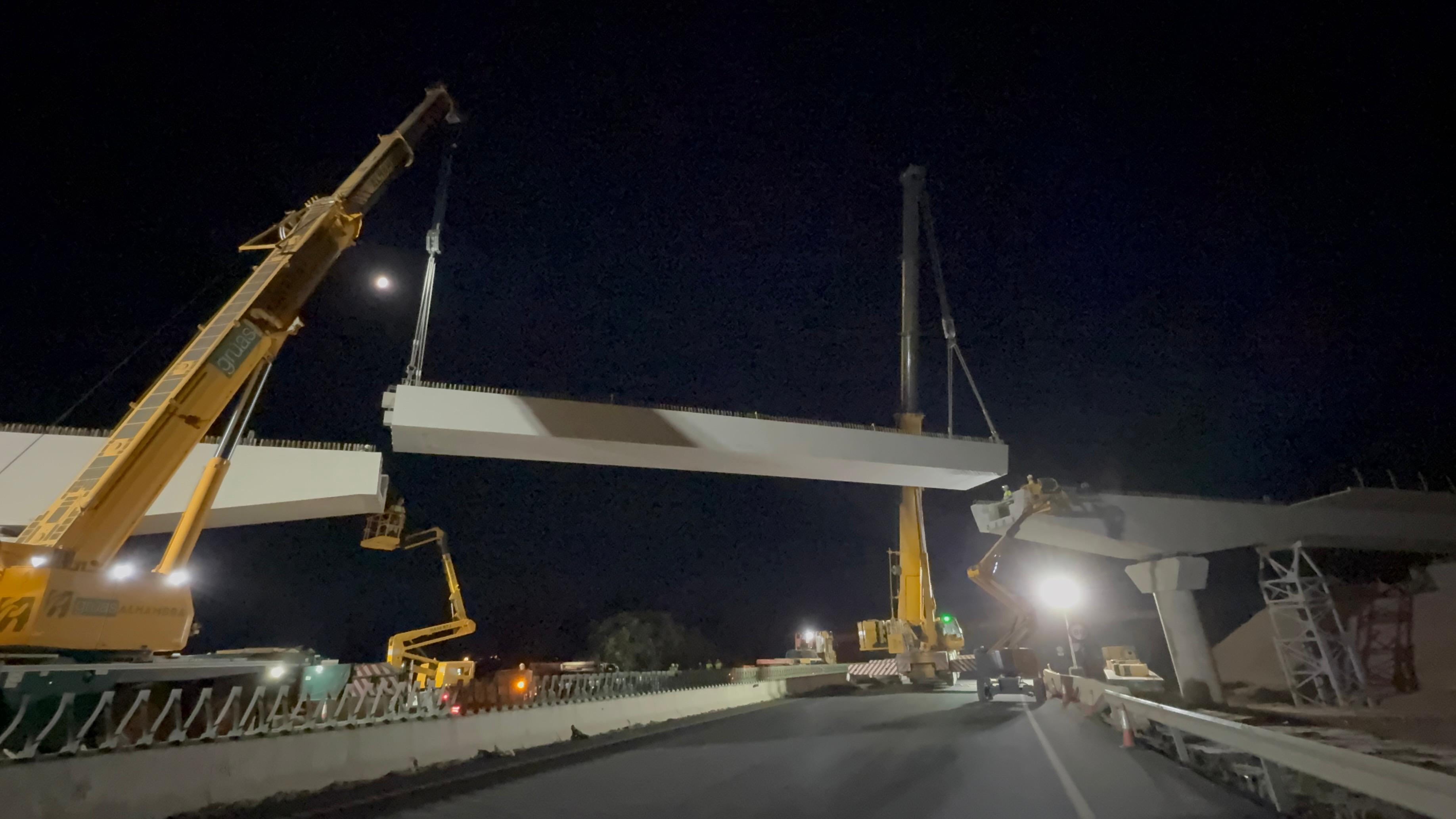 Así fue el complicado montaje en el puente sobre la A-92G