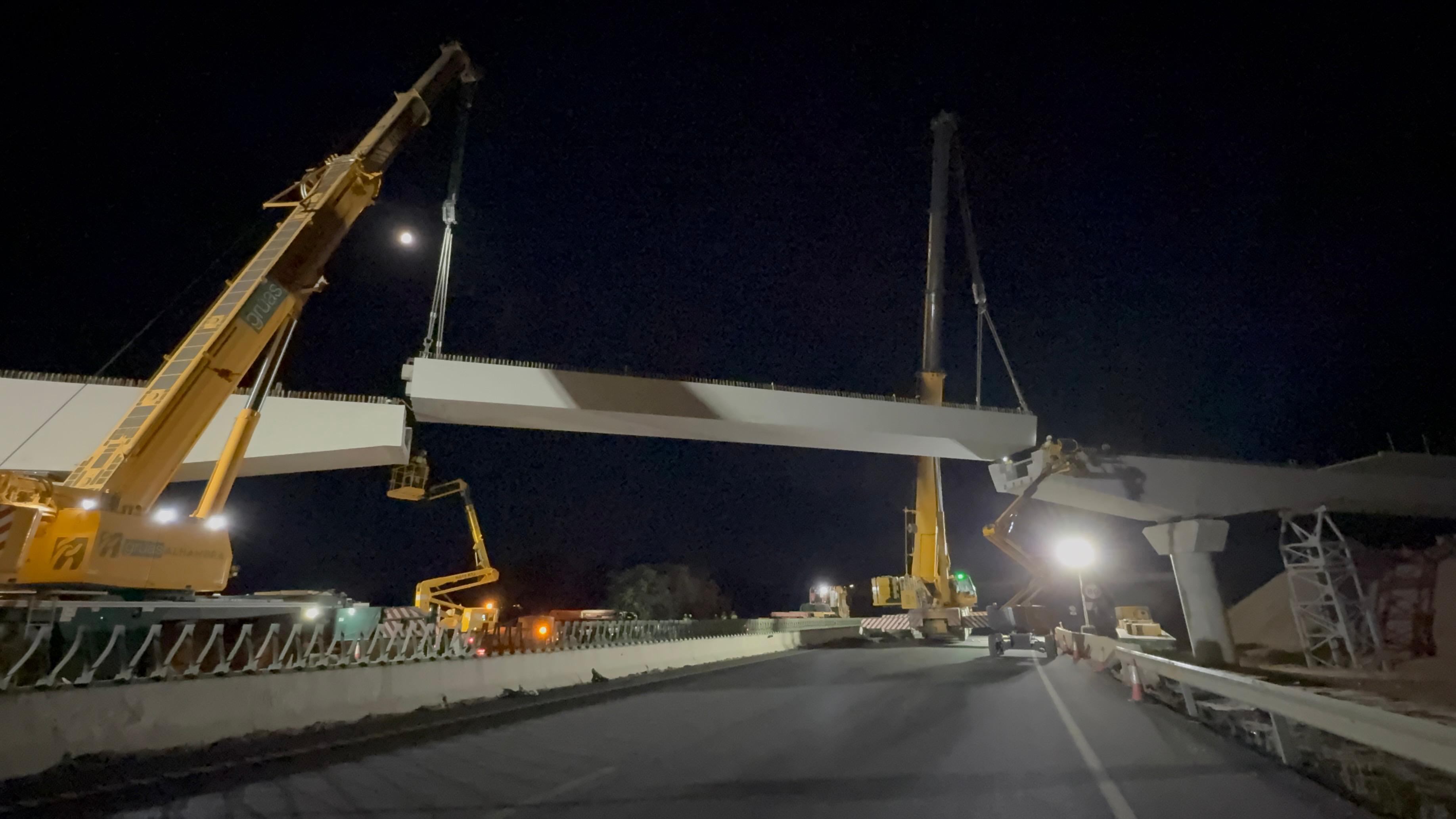 Así fue el complicado montaje en el puente sobre la A-92G