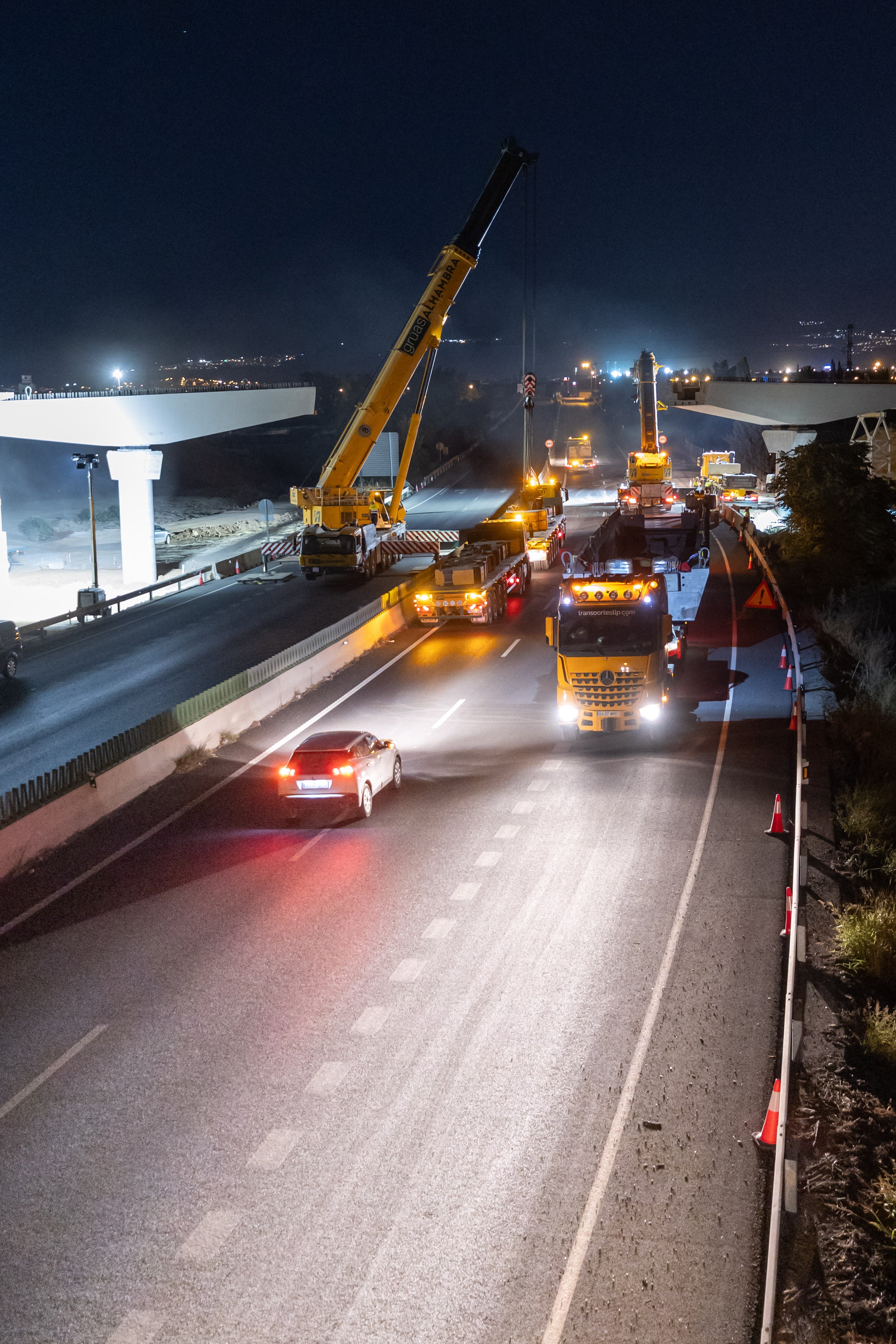 Así fue el complicado montaje en el puente sobre la A-92G