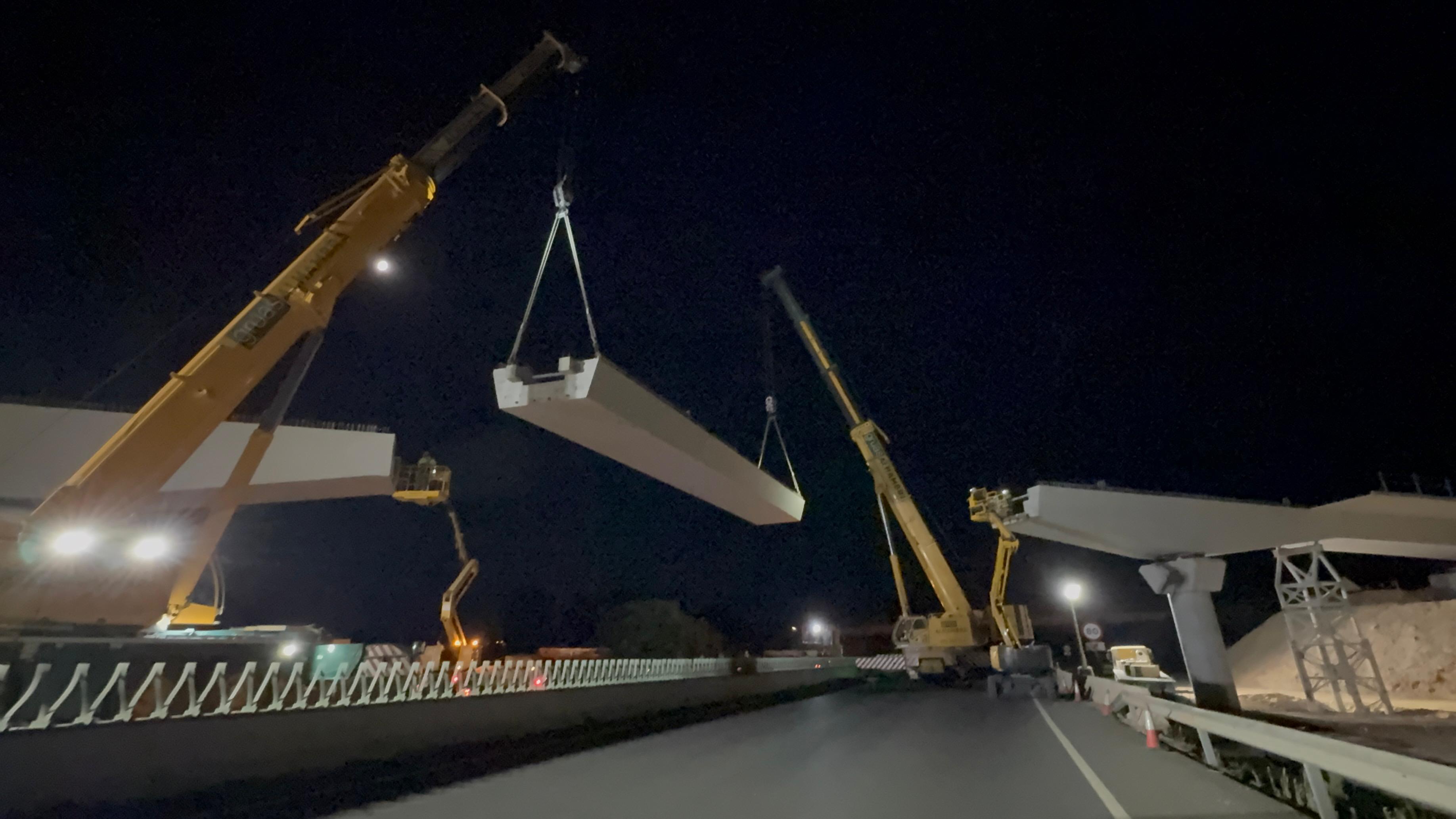 Así fue el complicado montaje en el puente sobre la A-92G