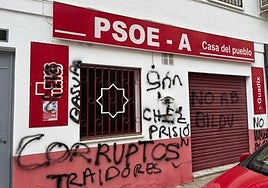 Así ha amanecido la sede delos socialistas accitanos.