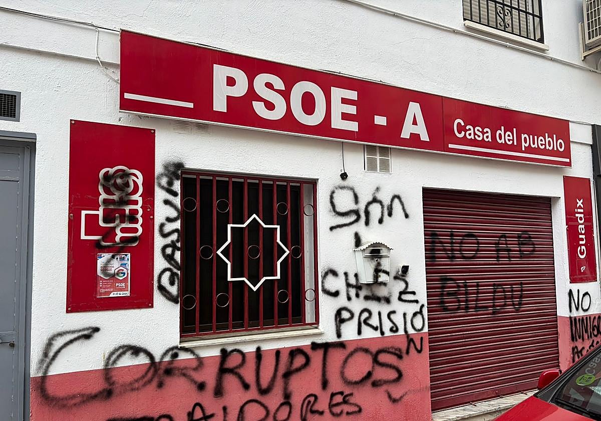Así ha amanecido la sede delos socialistas accitanos.