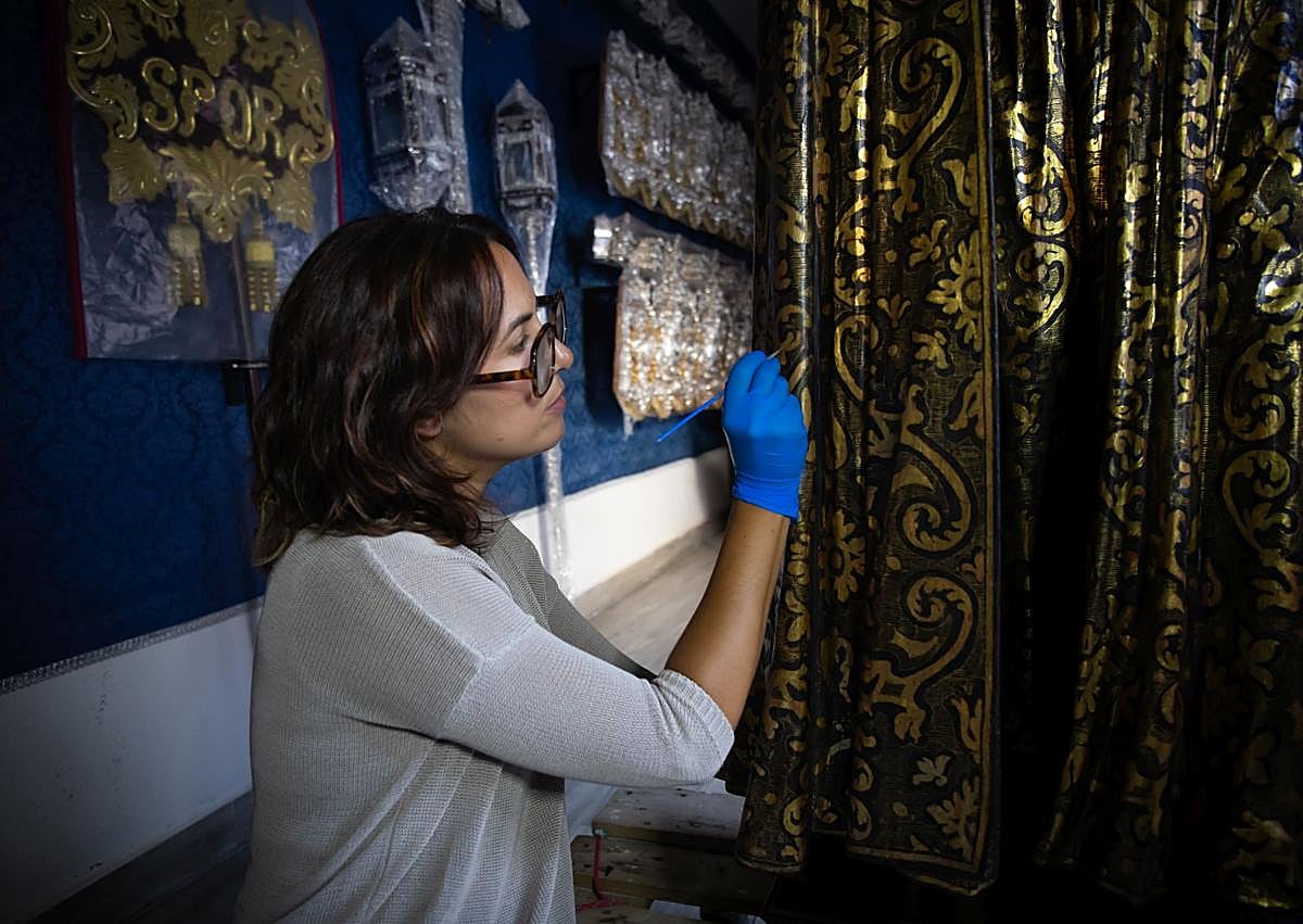 Imagen secundaria 1 - Arriba, Lola Blanca certifica el fin de la restauración. Abajo, las restauradoras en plena faena. 