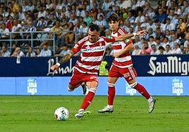 El carrilero vasco del Granada chuta desde la frontal en una jugada contra el Málaga.