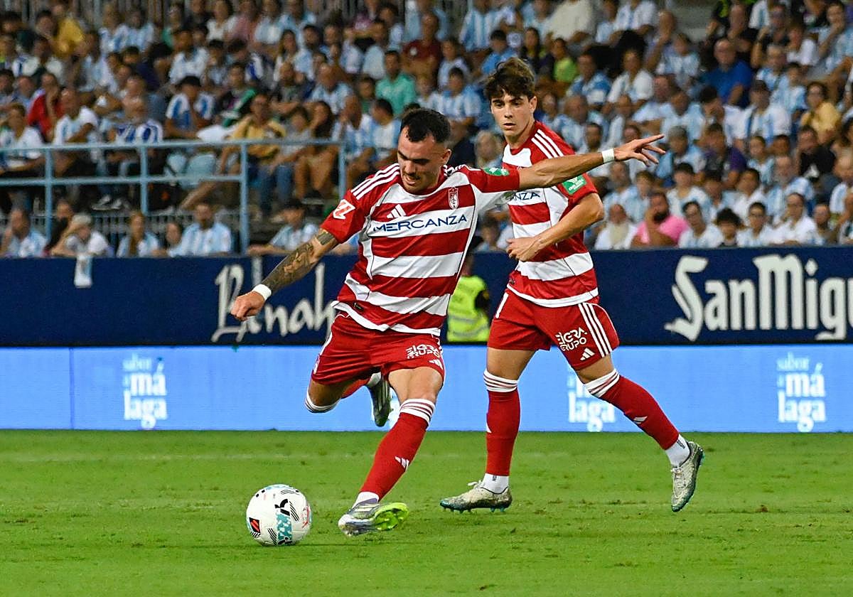 El carrilero vasco del Granada chuta desde la frontal en una jugada contra el Málaga.