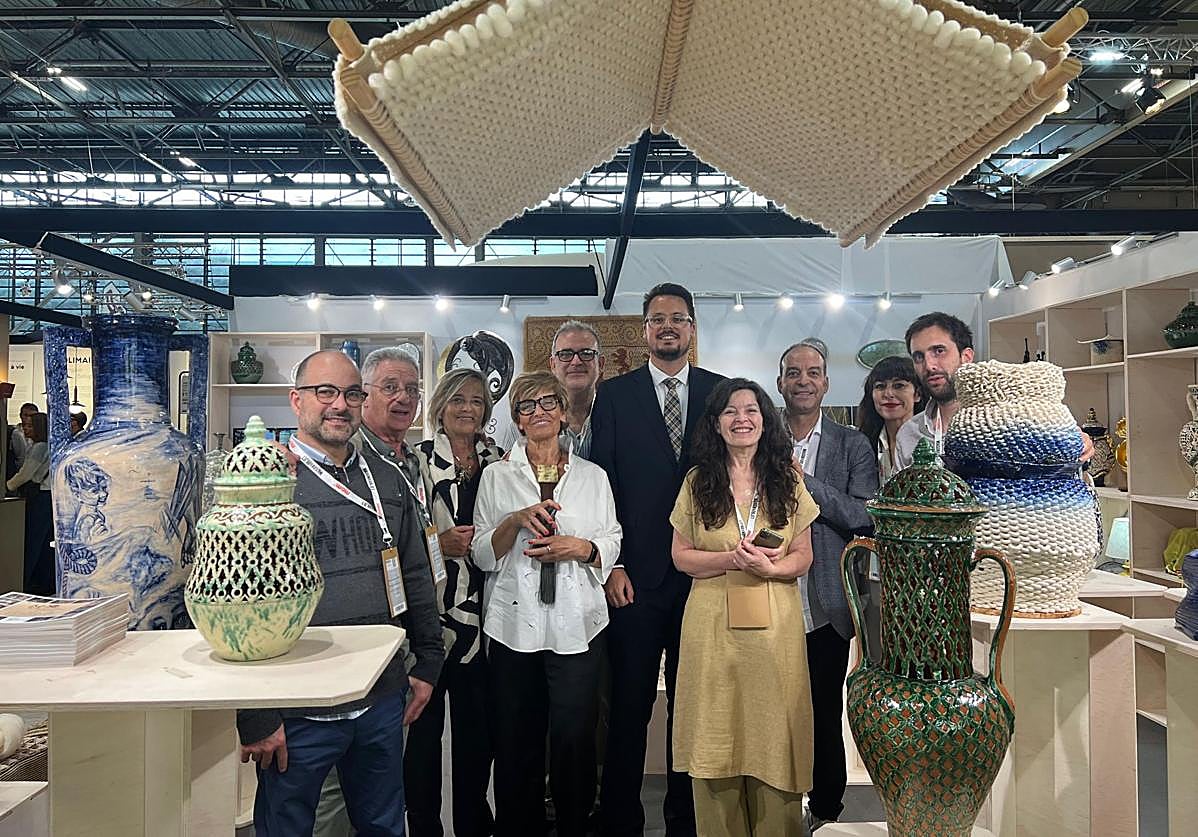 Artesanos jienenses con algunas de las piezas expuestas en el stand de la feria parisina.