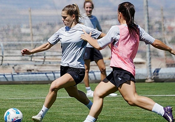 La nazarí María Barquero chuta a puerta en un entrenamiento.