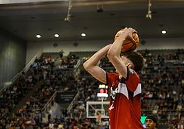 Agustín Ubal lanza a canasta en el Palacio de los Deportes.