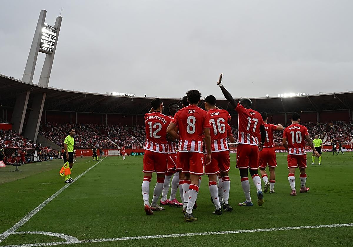 Jugadores del Almería celebrando un gol