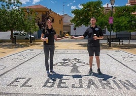 Alba y Antonio, con una de sus en su bar