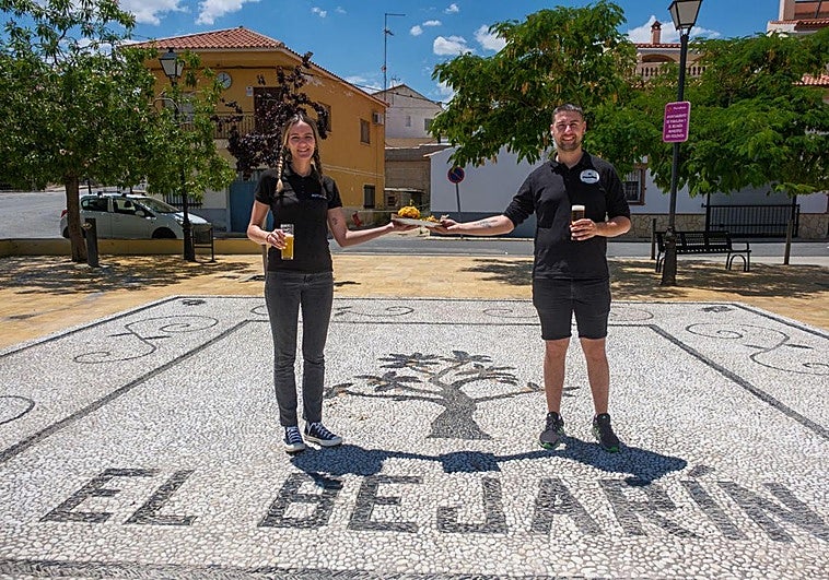 Alba y Antonio, con una de sus en su bar