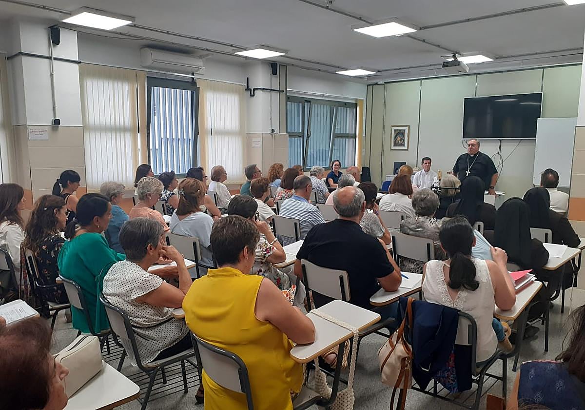 El arbobispo de Granada en la inauguración de uno de los cursos