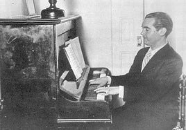 Lorca tocando el piano en 1935.