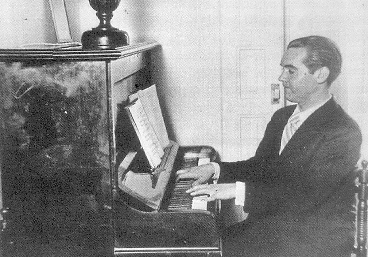Lorca tocando el piano en 1935.
