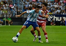 El rojiblanco Pedro Alemañ encima a un rival en el derbi contra el Málaga.