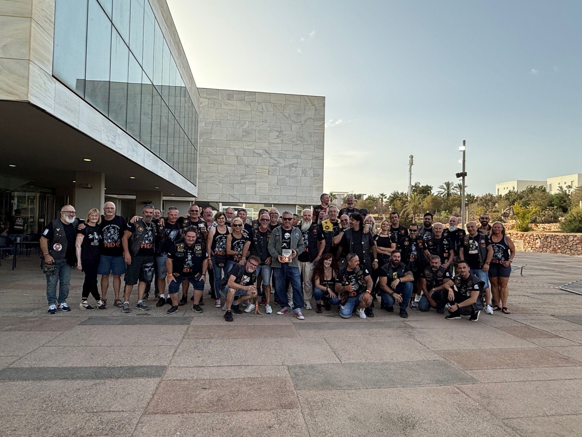 Participantes en el encuentro de Harley-Davidson en Almería, con el concejal de Cultura.