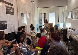 Paula Mandarina interpreta su cuento sobre Valente en la Casa del Poeta.