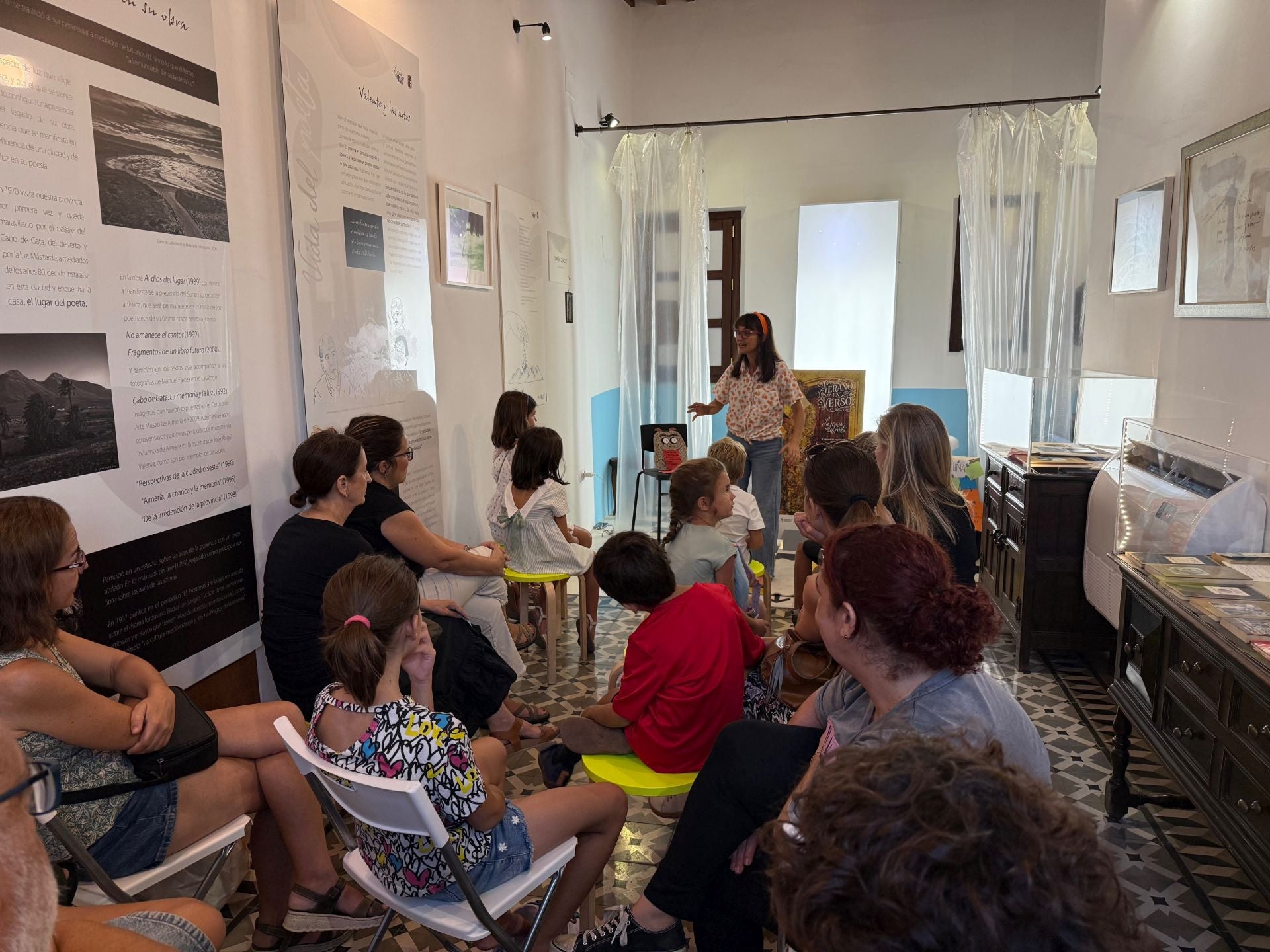 Paula Mandarina interpreta su cuento sobre Valente en la Casa del Poeta.