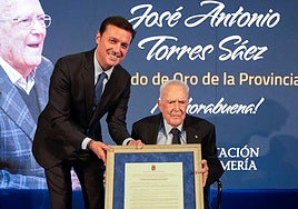 José Torres, el alcalde más longevo de España, recibe el Escudo de Oro de la Provincia de Almería