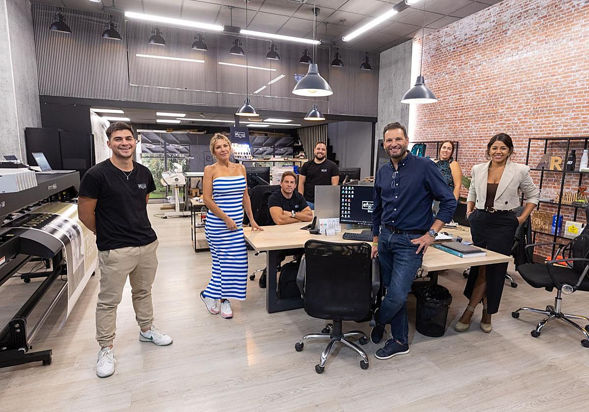 El equipo de Efgrupo en sus instalaciones de Neptuno