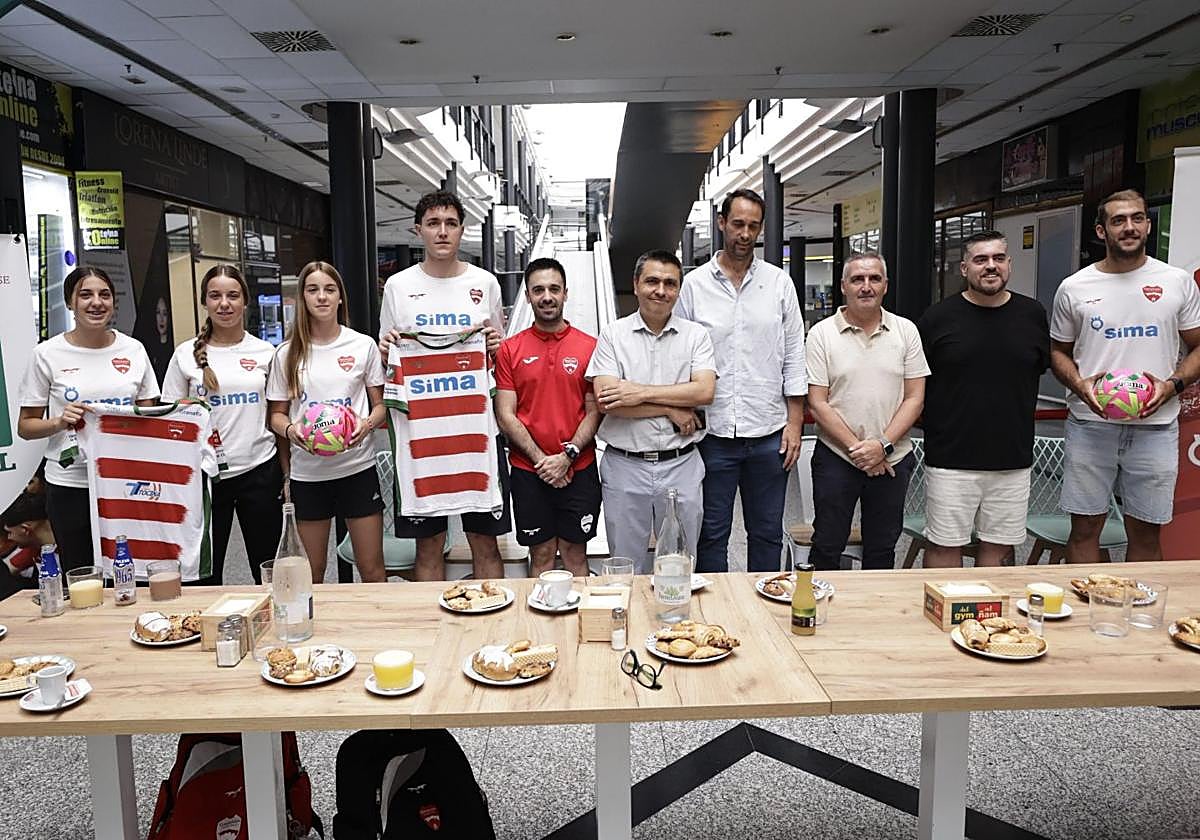 La familia del Sima Granada FS, junto al concejal de Deportes de la capital, en el desayuno informativo.