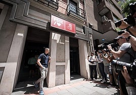 Un agente de la UCO sale de la sede del PSOE de la calle Ferraz