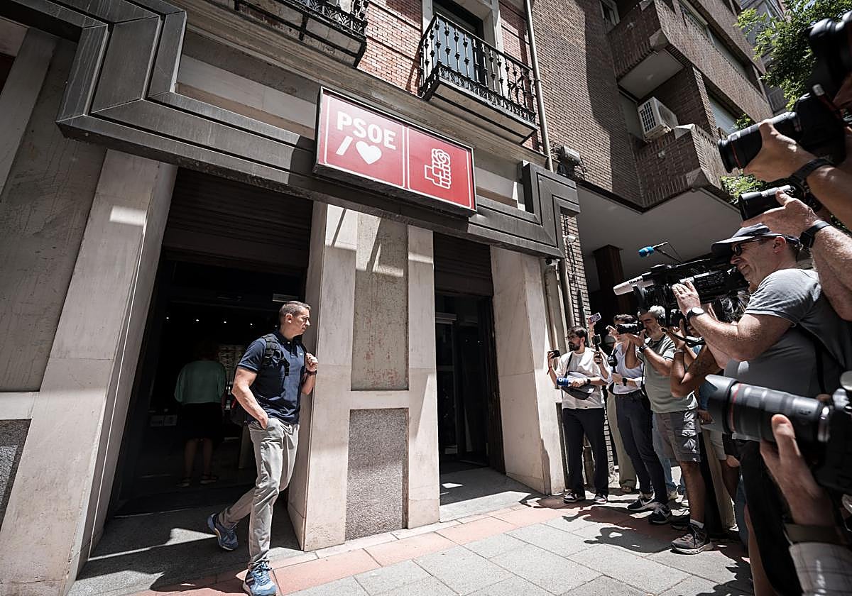 Un agente de la UCO sale de la sede del PSOE de la calle Ferraz