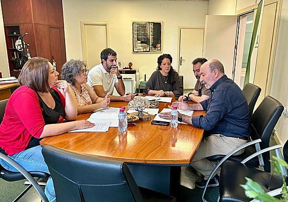 Imagen de la reunión entre los representantes sindicales y la Junta.
