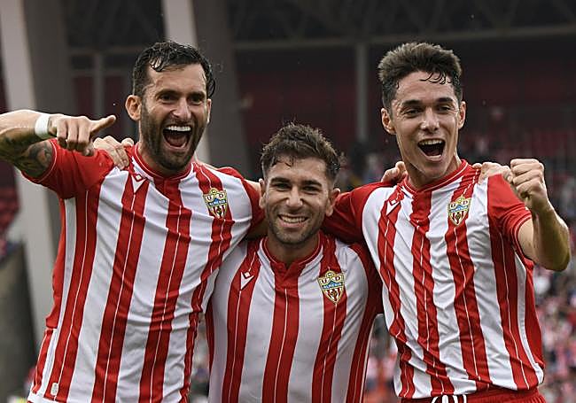 Baptistao, Embarba y Arribas facilitan la llegada del gol (arriba). Los cambios en defensa, con llegadas de Álex Muñoz, Federico Bonini o Chirino no arreglan la defensa (abajo).