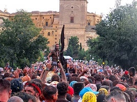 El Cascamorras, a su llegada a Guadix.