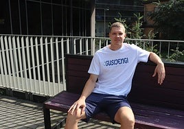 Elias Valtonen, cómodo en un banco durante la entrevista para este periódico desde Riga, en Letonia.