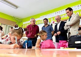 Jesús Estrella, Francisco José Solano y Luis Mariano Camacho en la visita al CEIP Pedro Corchado de Bailén.