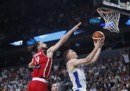 Elias Valtonen supera al azulgrana Shengelia en una entrada a canasta.