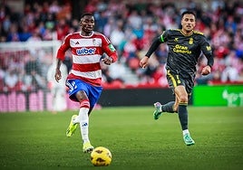 Martin Hongla conduce el balón con el Granada en el último partido oficial disputado contra Las Palmas en Los Cármenes.